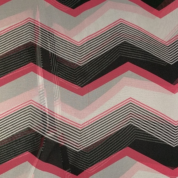 Torrid chevron patterned sleeveless blouse - Picture 3 of 6